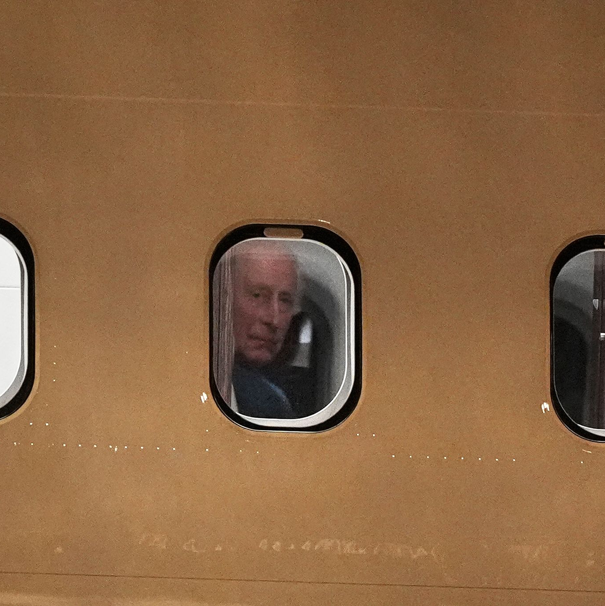 Zur Begrüßung wurden Szenen von früheren Besuchen des Königs auf das weltberühmte Opernhaus projiziert. - Foto: Aaron Chown/PA Wire/dpa