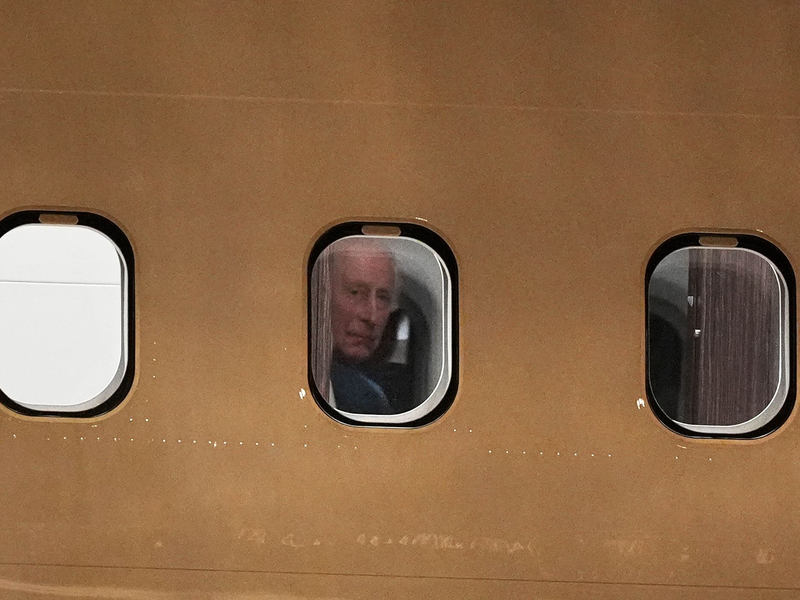 Für Charles ist es die erste Fernreise seit Bekanntwerden seiner Krebserkrankung. - Foto: Aaron Chown/PA Wire/dpa