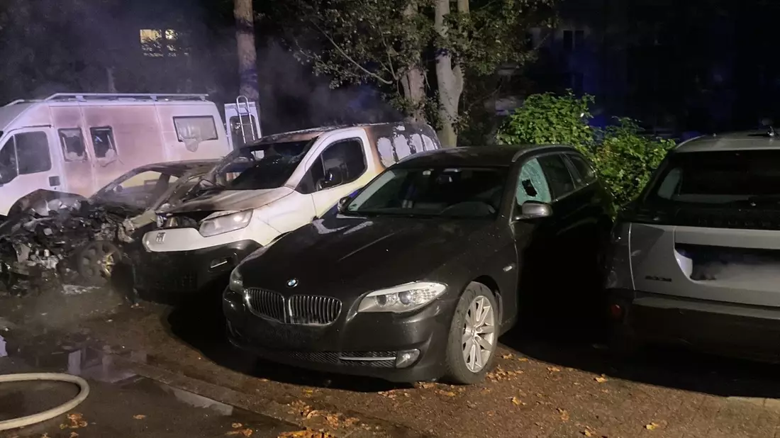 FW-DO: Mehrere PKW brennen am Freitagmorgen in Dortmund Lanstrop - Bild: presseportal.de