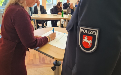 POL-NI: Landkreis Nienburg: Netzwerk zur BekÀmpfung HÀuslicher Gewalt - Kooperationsvereinbarung HÀusliche Gewalt unterzeichnet - Foto: presseportal.de POL-NI: Landkreis Nienburg: Netzwerk zur BekÀmpfung HÀuslicher Gewalt - Kooperationsvereinbarung HÀusliche Gewalt unterzeichnet - Foto: presseportal.de