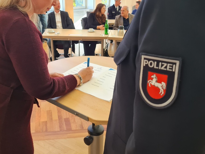 POL-NI: Landkreis Nienburg: Netzwerk zur Bekämpfung Häuslicher Gewalt - Kooperationsvereinbarung Häusliche Gewalt unterzeichnet - Foto: presseportal.de