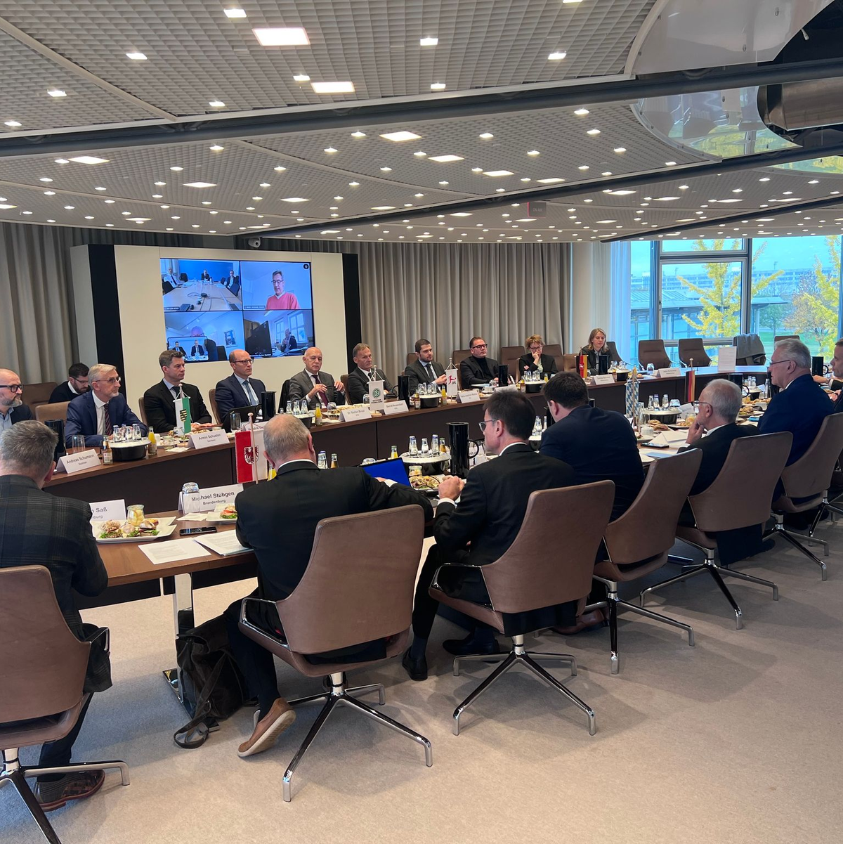 Die Verbandsvertreter hatten sich vor der Sitzung zurückhaltend zu ihren Erwartungen geäußert. - Foto: Manuel Schwarz/dpa