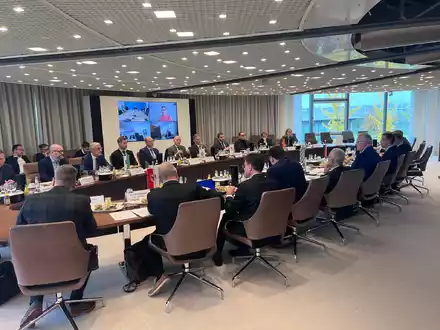 Die Verbandsvertreter hatten sich vor der Sitzung zurückhaltend zu ihren Erwartungen geäußert. - Foto: Manuel Schwarz/dpa