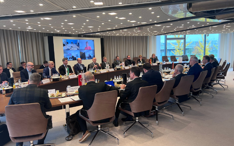 Die Teilnehmer am Fußball-Sicherheitsgipfel in München waren sich einig, dass Pyrotechnik in deutschen Stadien weiter verboten bleibt. - Foto: Manuel Schwarz/dpa