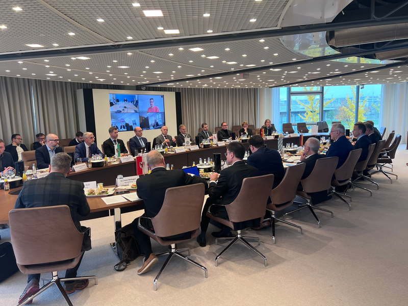 Die Teilnehmer am Fußball-Sicherheitsgipfel in München waren sich einig, dass Pyrotechnik in deutschen Stadien weiter verboten bleibt. - Foto: Manuel Schwarz/dpa