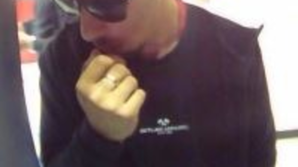 POL-H: Öffentlichkeitsfahndung: Täter wegen Diebstahls und EC-Karten-Betrugs gesucht - Foto: presseportal.de