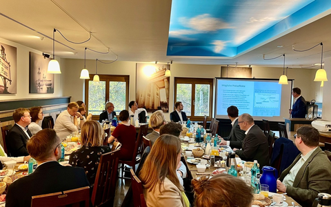 Parlamentarisches Frühstück zur Studie zum Milchmarkt | Migende: Die gesamte Wertschöpfungskette Milch würde geschwächt statt gestärkt - Foto: presseportal.de