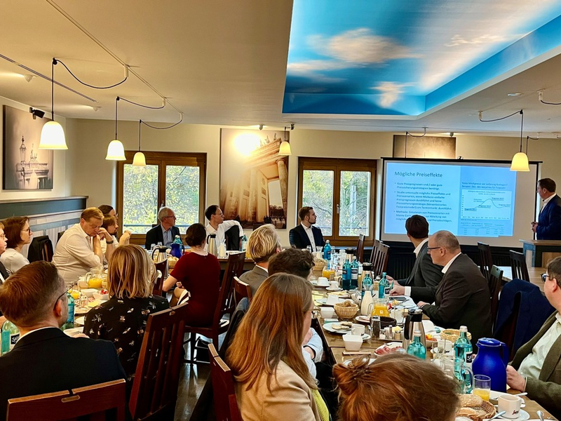 Parlamentarisches Frühstück zur Studie zum Milchmarkt | Migende: Die gesamte Wertschöpfungskette Milch würde geschwächt statt gestärkt - Foto: presseportal.de