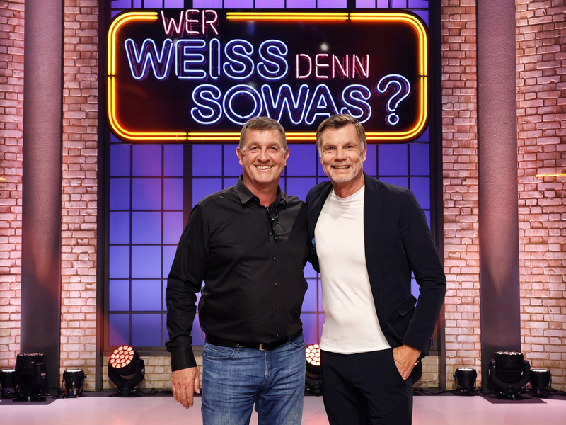 Vom Europameister zum Quizmeister: Thomas Helmer und Thomas Strunz bei Wer weiß denn sowas? - Das Wissensquiz vom 4. bis 8. November 2024, um 18:00 Uhr im Ersten - Foto: presseportal.de