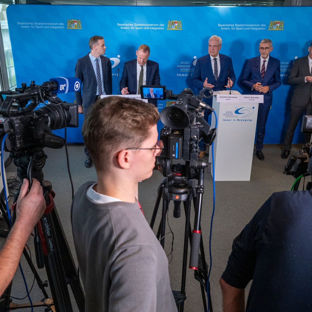 Zwischen Watzke und Neuendorf sowie den Innenminister fielen auch deutliche Worte.  - Foto: Peter Kneffel/dpa