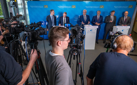 Fan-Vertreter üben nach dem Sicherheitsgipfel in München Kritik. - Foto: Peter Kneffel/dpa