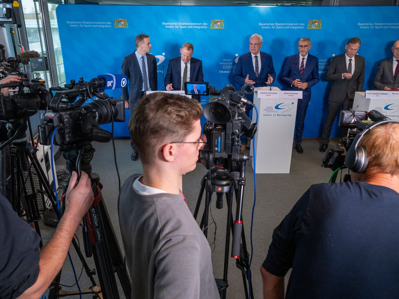 Fan-Vertreter üben nach dem Sicherheitsgipfel in München Kritik. - Foto: Peter Kneffel/dpa