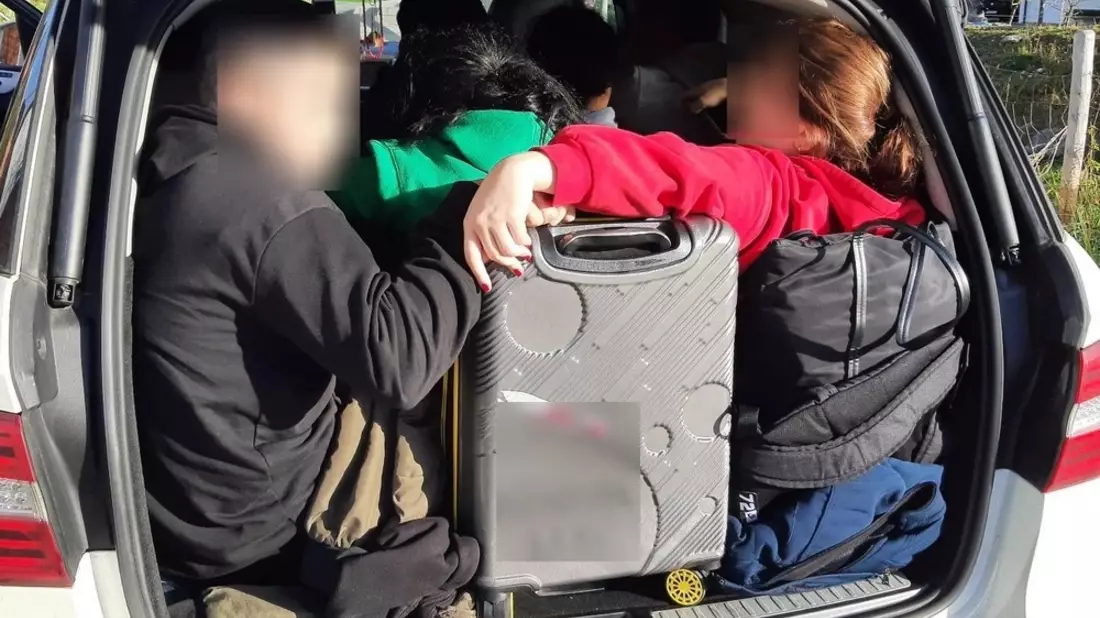 Bundespolizeidirektion München: Gefährliche Reise endet vor Bad Reichenhall / Mutmaßlicher Schleuser mit weiteren neun Menschen in einem SUV festgestellt - Bild: presseportal.de
