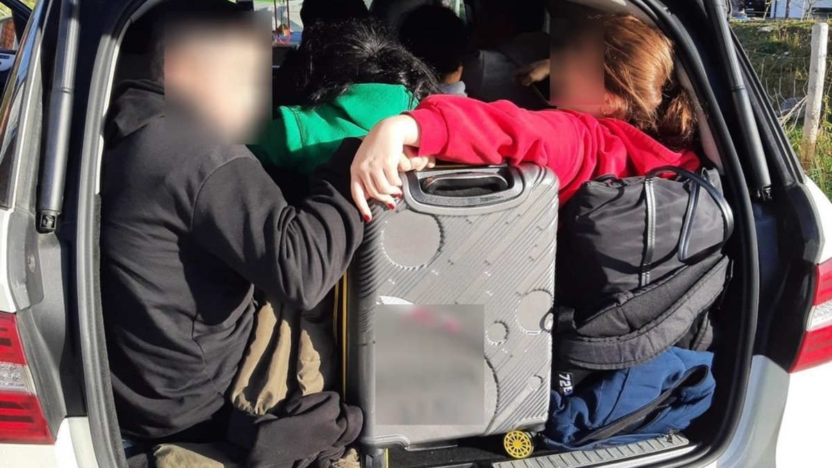 Bundespolizeidirektion München: Gefährliche Reise endet vor Bad Reichenhall / Mutmaßlicher Schleuser mit weiteren neun Menschen in einem SUV festgestellt - Foto: presseportal.de