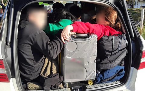 Bundespolizeidirektion München: Gefährliche Reise endet vor Bad Reichenhall / Mutmaßlicher Schleuser mit weiteren neun Menschen in einem SUV festgestellt - Foto: presseportal.de
