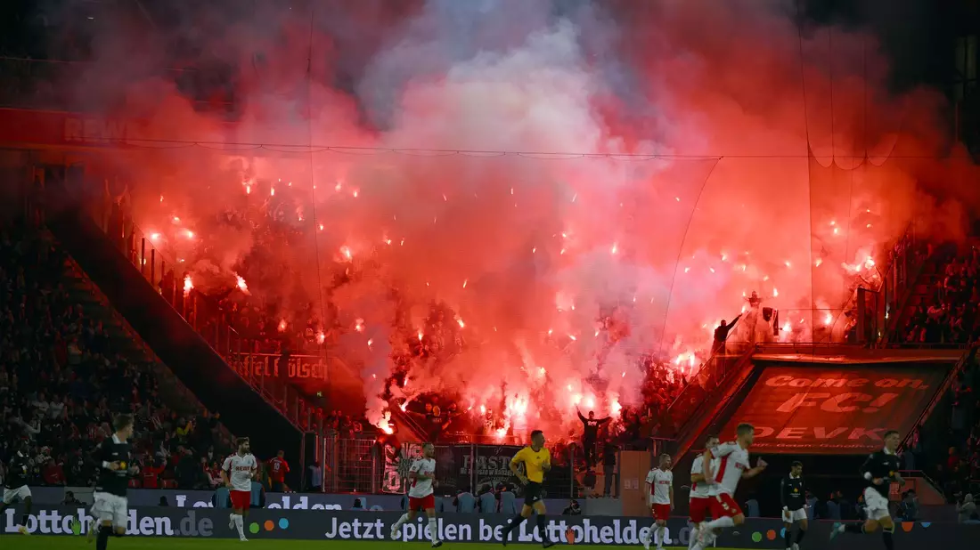Der Einsatz von Pyrotechnik wird von Politik und Fußball entschieden abgelehnt. - Bild: Federico Gambarini/dpa