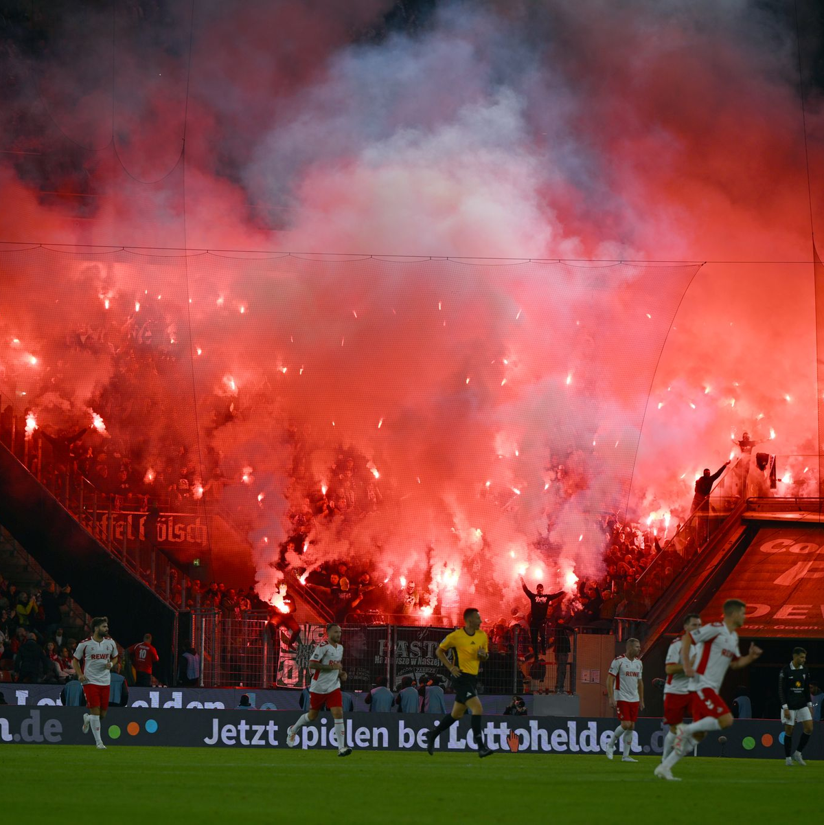 Der Einsatz von Pyrotechnik wird von Politik und Fußball entschieden abgelehnt. - Foto: Federico Gambarini/dpa