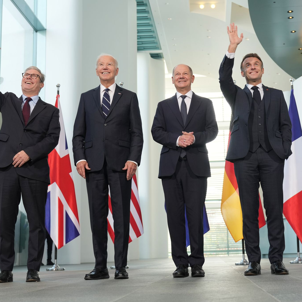 Biden und Scholz trafen sich auch mit dem französischen Präsidenten und dem britischen Premier. - Foto: Michael Kappeler/dpa