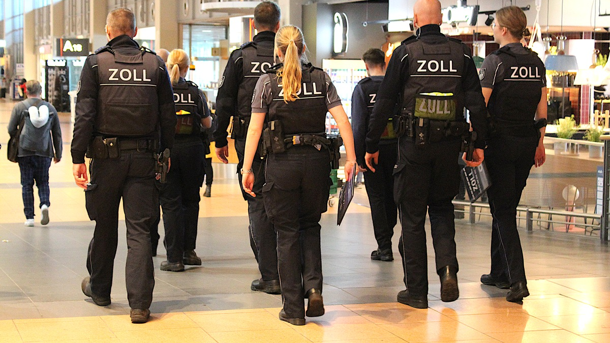 HZA-IZ: Mindestlohnsonderprüfung - Zoll geht bundesweit gegen Schwarzarbeit vor / Zoll überprüft bundesweit Arbeitsverhältnisse in Betrieben - Foto: presseportal.de