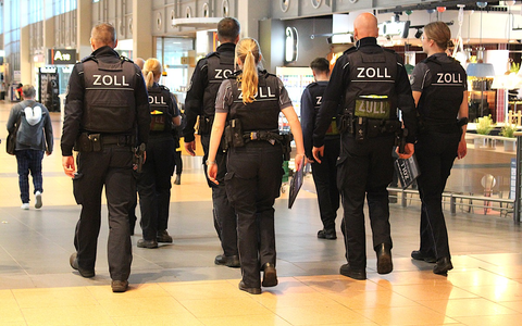 HZA-IZ: Mindestlohnsonderprüfung - Zoll geht bundesweit gegen Schwarzarbeit vor / Zoll überprüft bundesweit Arbeitsverhältnisse in Betrieben - Foto: presseportal.de