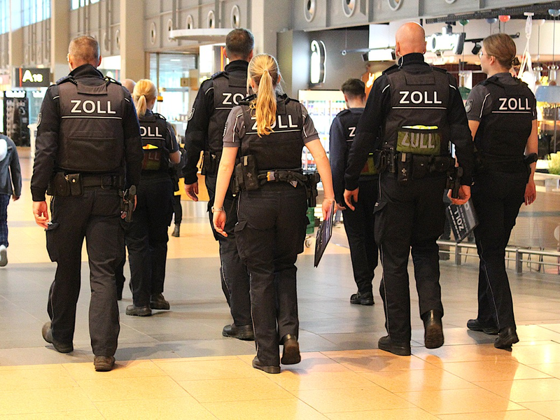 HZA-IZ: Mindestlohnsonderprüfung - Zoll geht bundesweit gegen Schwarzarbeit vor / Zoll überprüft bundesweit Arbeitsverhältnisse in Betrieben - Foto: presseportal.de