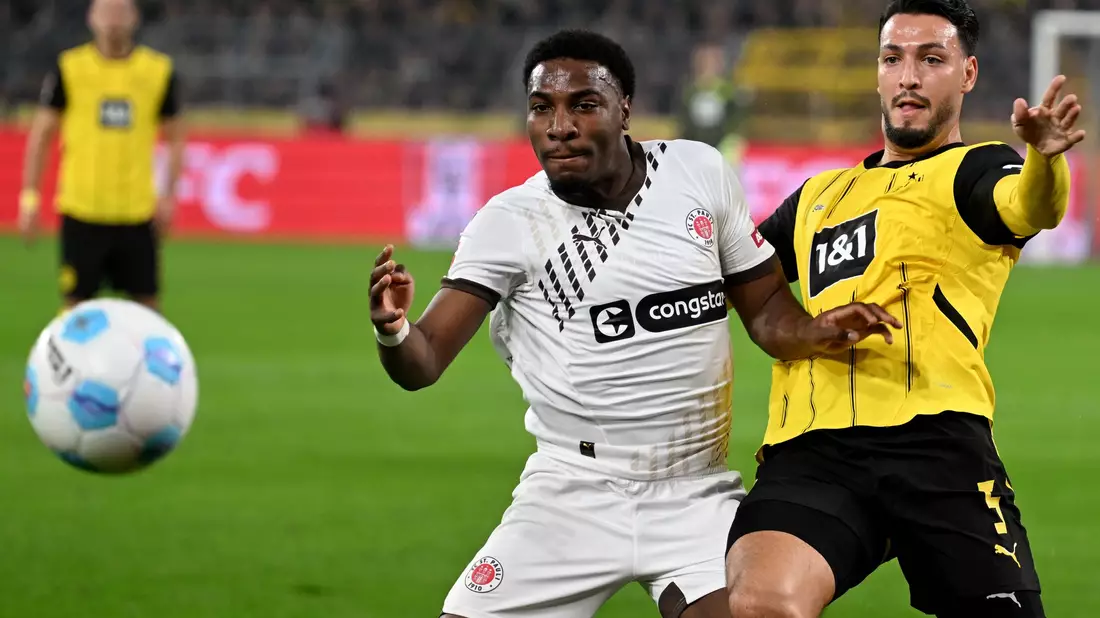 Dortmunder Matchwinner beim 2:1 gegen St. Pauli: Rami Bensebaini (l.) und Serhou Guirassy.  - Bild: Bernd Thissen/dpa