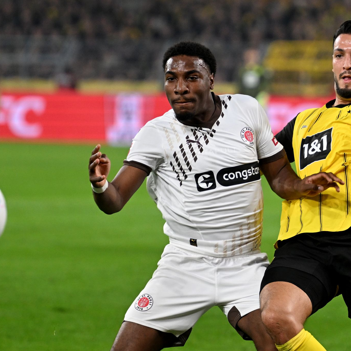 Der Kanzler bekommt einen BVB-Sieg zu sehen.  - Foto: Bernd Thissen/dpa