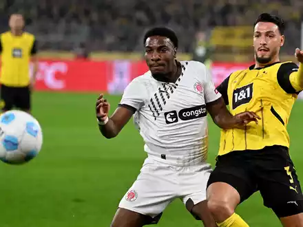 Dortmunder Matchwinner beim 2:1 gegen St. Pauli: Rami Bensebaini (l.) und Serhou Guirassy.  - Foto: Bernd Thissen/dpa