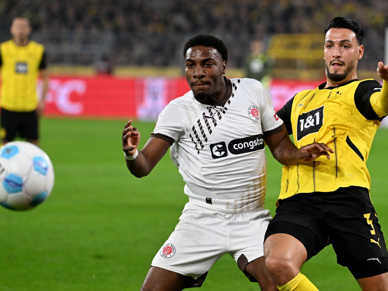Dortmunder Matchwinner beim 2:1 gegen St. Pauli: Rami Bensebaini (l.) und Serhou Guirassy.  - Foto: Bernd Thissen/dpa