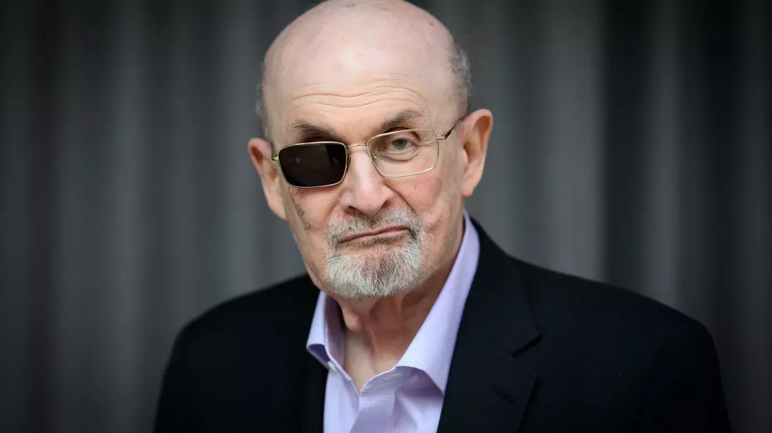 Seit dem Attentat ist Salman Rushdie stets mit Brille zu sehen. (Archivbild) - Bild: Bernd von Jutrczenka/dpa