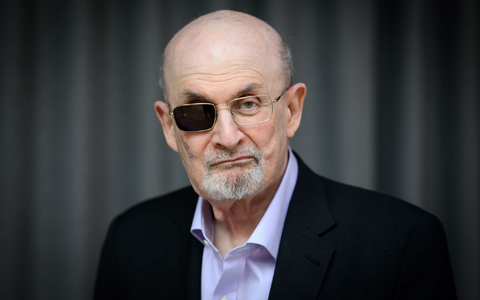 Seit dem Attentat ist Salman Rushdie stets mit Brille zu sehen. (Archivbild) - Foto: Bernd von Jutrczenka/dpa Seit dem Attentat ist Salman Rushdie stets mit Brille zu sehen. (Archivbild) - Foto: Bernd von Jutrczenka/dpa