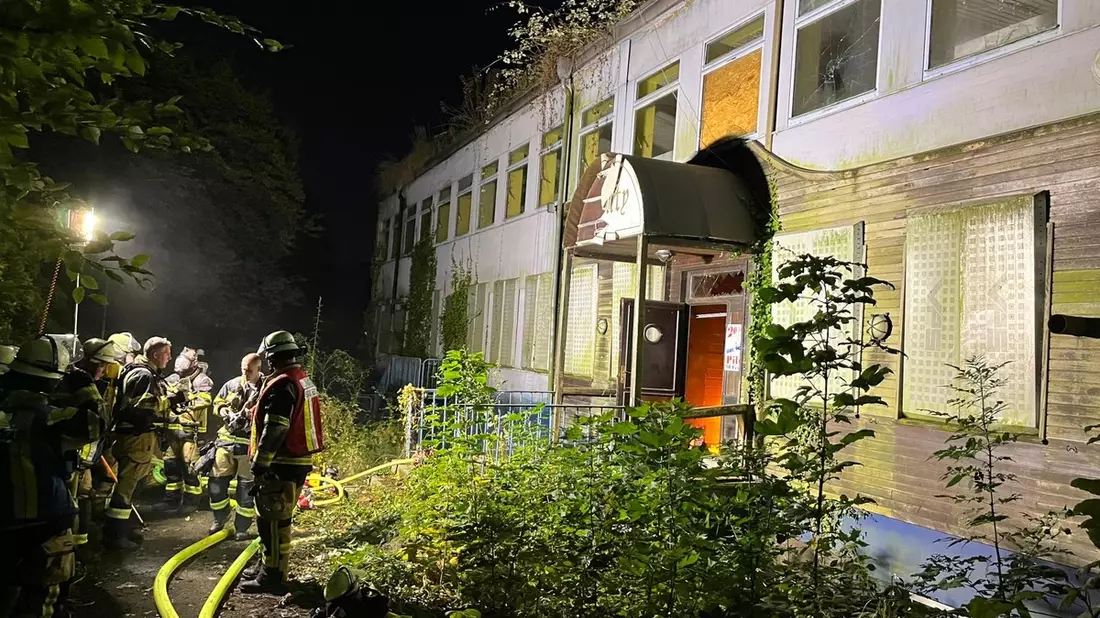 FW-E: Brand in einem leerstehenden Schwimmbad löst Großeinsatz aus - Bild: presseportal.de