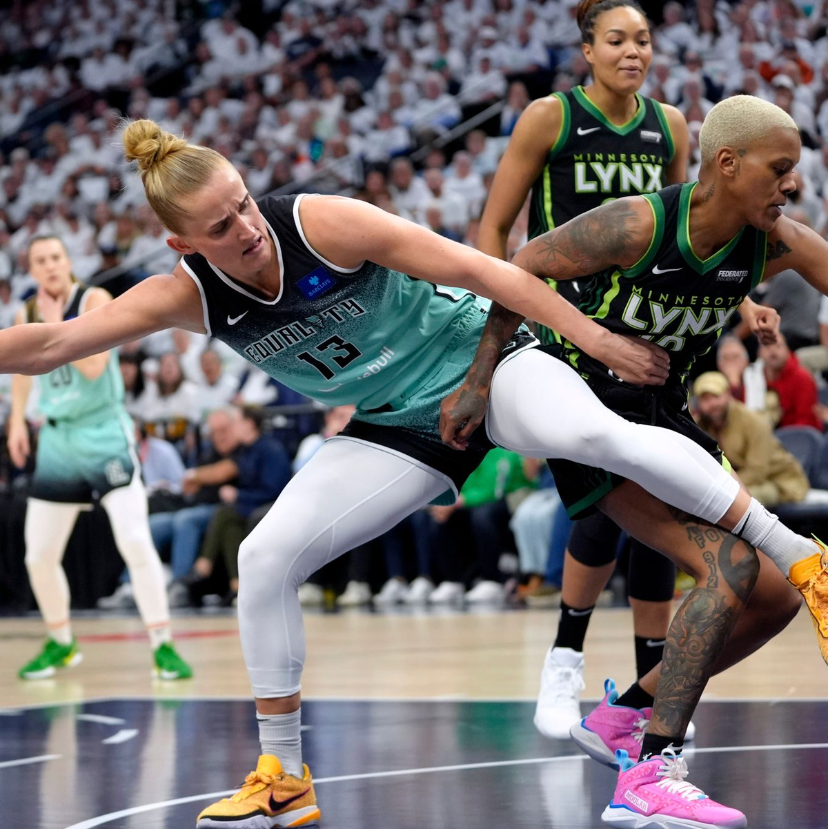 Starke Leistung reicht nicht: Leonie Fiebich (l) muss mit New York in ein fünftes Finale. - Foto: Abbie Parr/AP/dpa