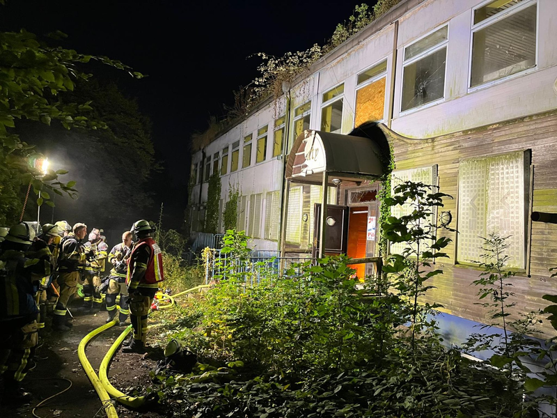 Einsatzkräfte der Feuerwehr haben eine Gruppe Jugendliche aus einem alten Schwimmbad in Essen-Kray gerettet. - Foto: Feuerwehr Essen/dpa