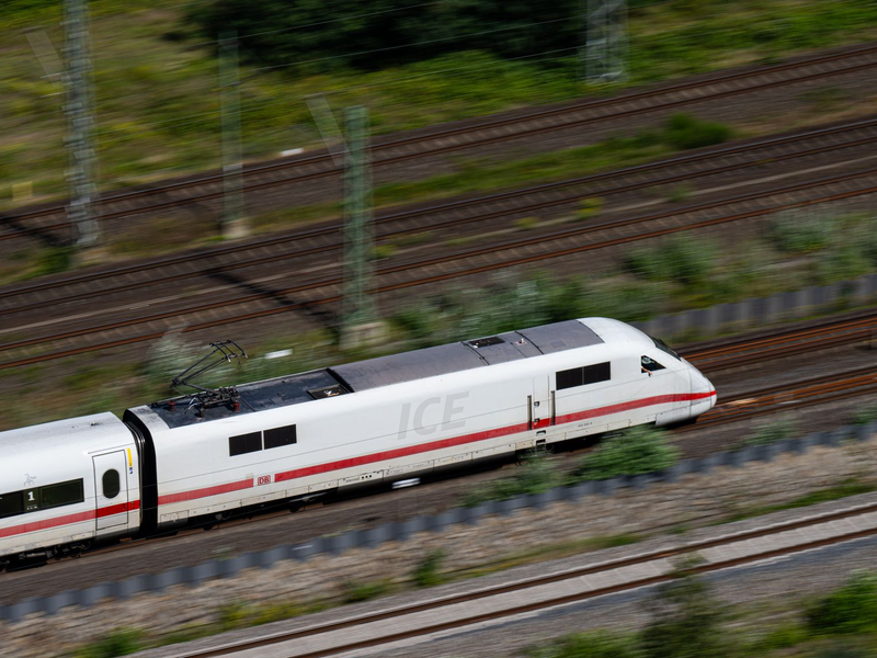 Mehr als jeder dritte Fernzug war im September unpünktlich unterwegs. (Archivbild) - Foto: Daniel Reinhardt/dpa