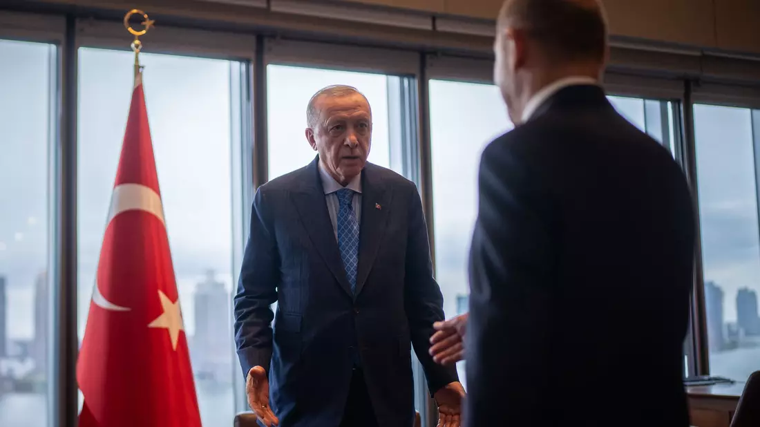 Die Türkei-Reise des Kanzlers könnte einen Wendepunkt in der Türkeipolitik markieren. - Bild: Michael Kappeler/dpa