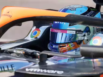 Max Verstappen feiert den ersten Sieg seit einigen Wochen - Foto: Nick Didlick/AP/dpa
