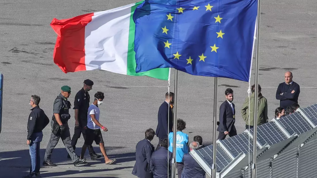 In Albanien durchlaufen die Migranten in speziellen Lagern ein Asylverfahren nach italienischem Recht. - Bild: Armando Babani/ZUMA Press Wire/dpa