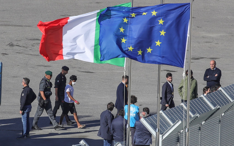 In Albanien durchlaufen die Migranten in speziellen Lagern ein Asylverfahren nach italienischem Recht. - Foto: Armando Babani/ZUMA Press Wire/dpa