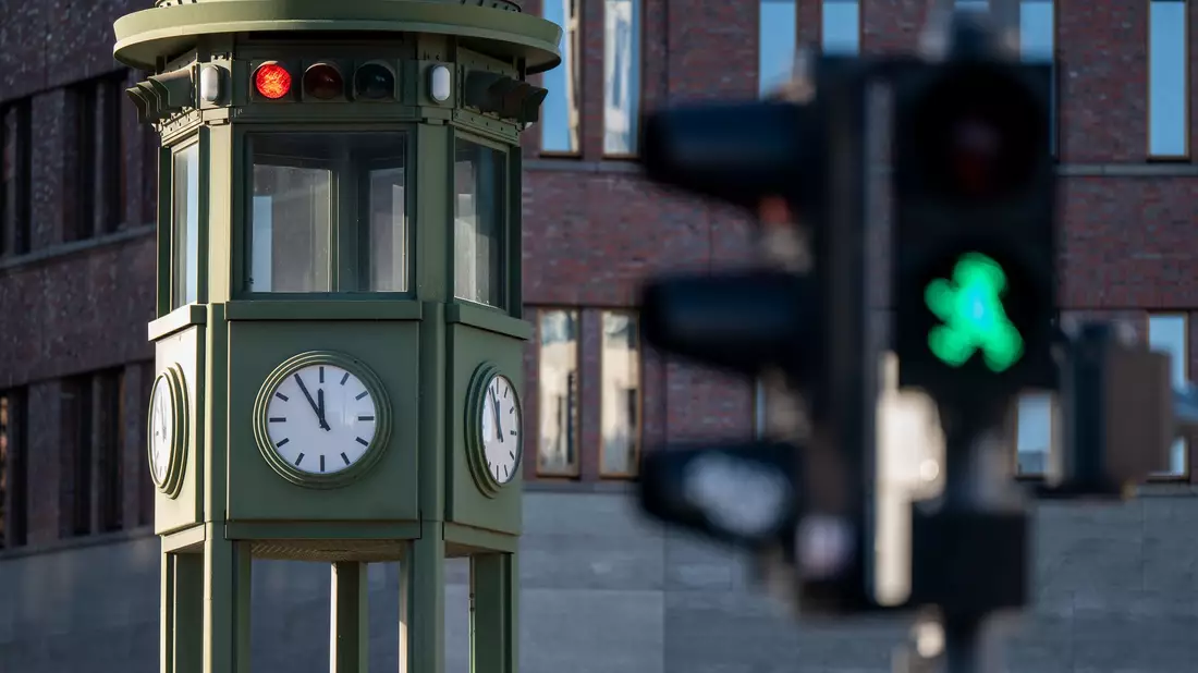 Heute steht am Potsdamer Platz eine Nachbildung des Ampelturms. (Archivbild) - Bild: Monika Skolimowska/dpa-Zentralbild/dpa