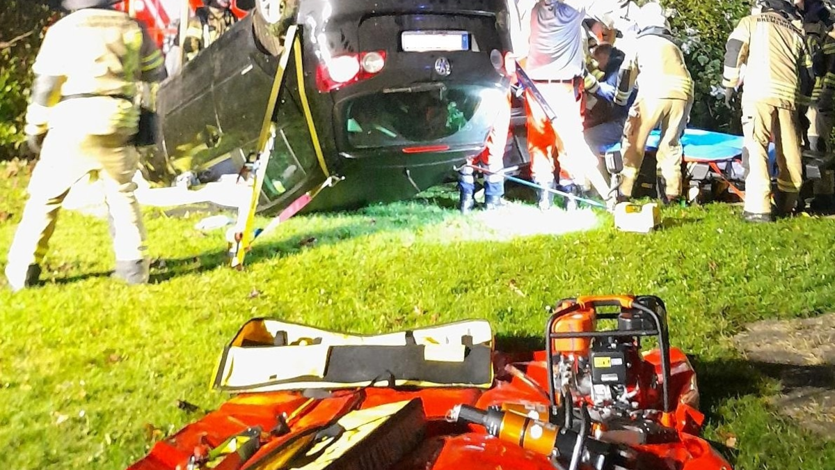 FW Bremerhaven: Verkehrsunfall im Stadtgebiet - Feuerwehr Bremerhaven rettet Unfallopfer aus PKW - Foto: presseportal.de