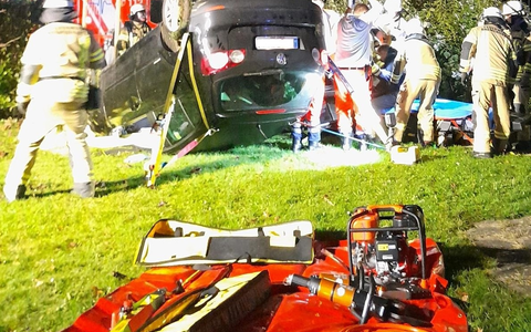 FW Bremerhaven: Verkehrsunfall im Stadtgebiet - Feuerwehr Bremerhaven rettet Unfallopfer aus PKW - Foto: presseportal.de FW Bremerhaven: Verkehrsunfall im Stadtgebiet - Feuerwehr Bremerhaven rettet Unfallopfer aus PKW - Foto: presseportal.de