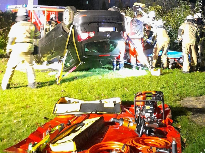 FW Bremerhaven: Verkehrsunfall im Stadtgebiet - Feuerwehr Bremerhaven rettet Unfallopfer aus PKW - Foto: presseportal.de