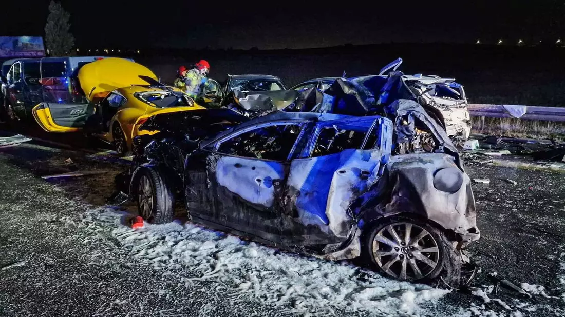 Die Polizei ermittelt nach dem schweren Verkehrsunfall noch die Unfallursache. - Bild: Kpp Pruszcz Gdanski/PAP/dpa