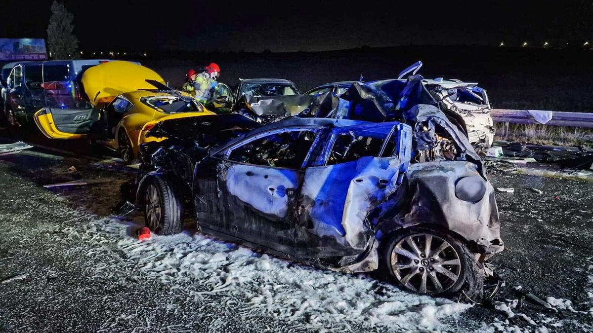 Die Polizei ermittelt nach dem schweren Verkehrsunfall noch die Unfallursache. - Foto: Kpp Pruszcz Gdanski/PAP/dpa