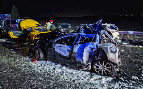 Die Polizei ermittelt nach dem schweren Verkehrsunfall noch die Unfallursache. - Foto: Kpp Pruszcz Gdanski/PAP/dpa