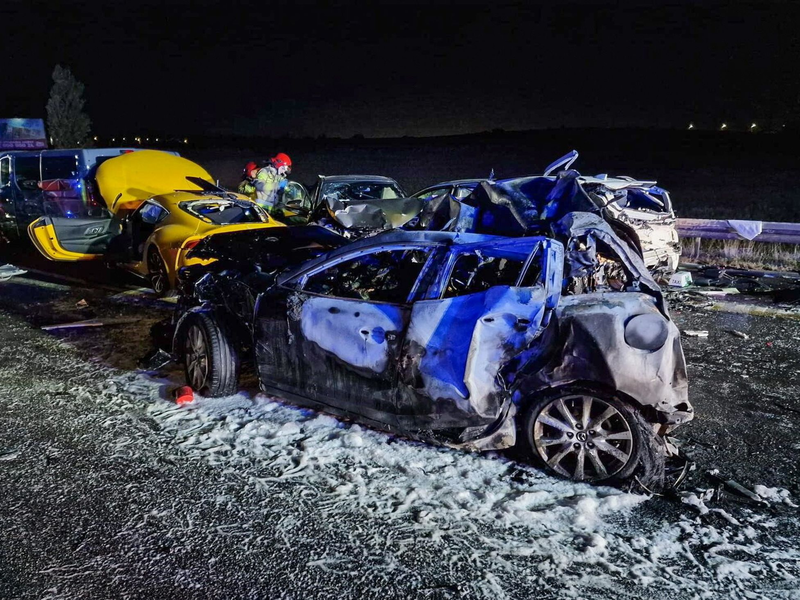 Die Polizei ermittelt nach dem schweren Verkehrsunfall noch die Unfallursache. - Foto: Kpp Pruszcz Gdanski/PAP/dpa