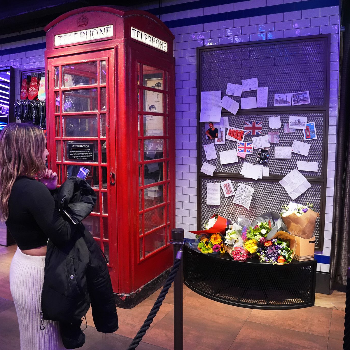 An vielen Orten gedenken Fans des Sängers. - Foto: Lucy North/PA Wire/dpa