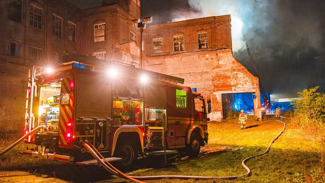 FW Gronau: Nächtlicher Brand auf dem Dach des Gebäudes der ehemaligen Baumwollspinnerei Gronau - Bild: presseportal.de
