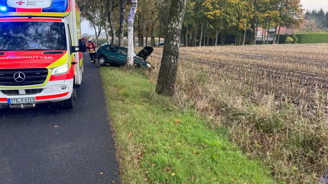 FFW Fredenbeck: PKW fährt gegen Baum / Fahrer verletzt - Bild: presseportal.de